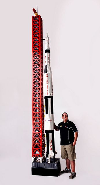 Resultado de imagen para una réplica de 19 pies del cohete Saturno V.  Lego