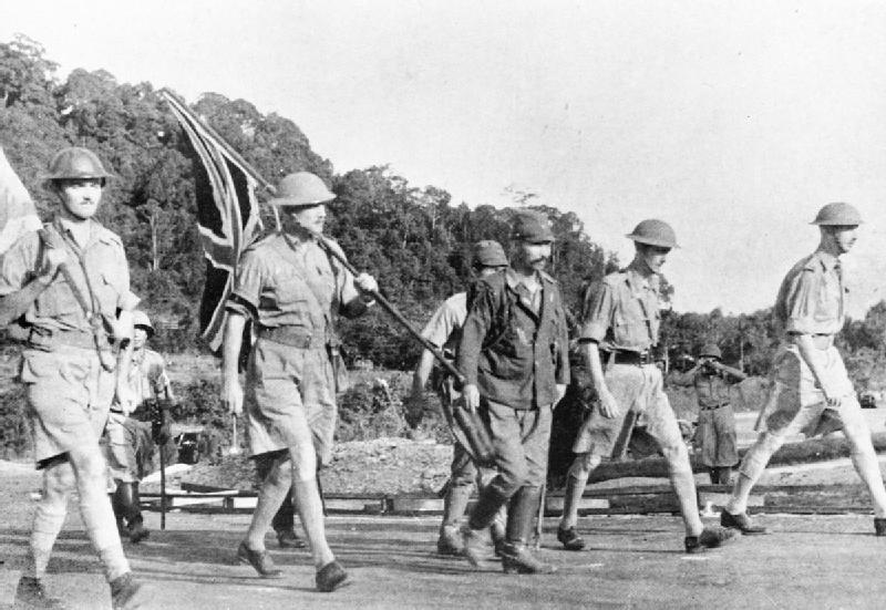 El teniente general Percival y su partido llevan la bandera de la Unión en su camino para entregar Singapur a los japoneses. 