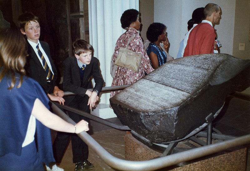 Los clientes del Museo Británico ven la Piedra Rosetta tal como se exhibió en 1985