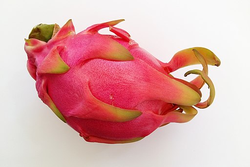 Fruta del dragón (pitaya) sobre fondo blanco.