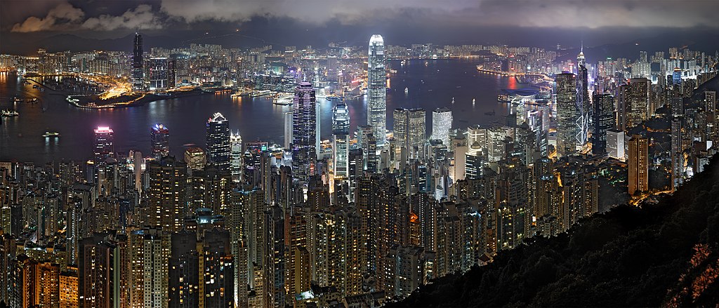 Horizonte nocturno de Hong Kong sin HDR