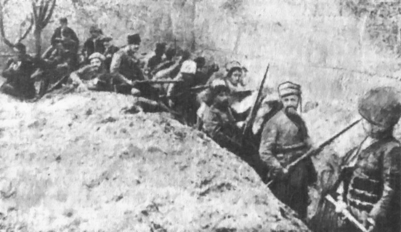 Los armenios defendiendo los muros de Van en la primavera de 1915. Escaneado del artículo de la Enciclopedia armenia soviética sobre la defensa de Van (vol. 11, p. 273)