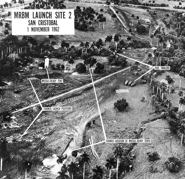 Fotografía de reconocimiento aéreo estadounidense de un sitio de lanzamiento de misiles balísticos de mediano alcance en San Cristóbal, Cuba, el 1 de noviembre de 1962 durante la crisis de los misiles cubanos.