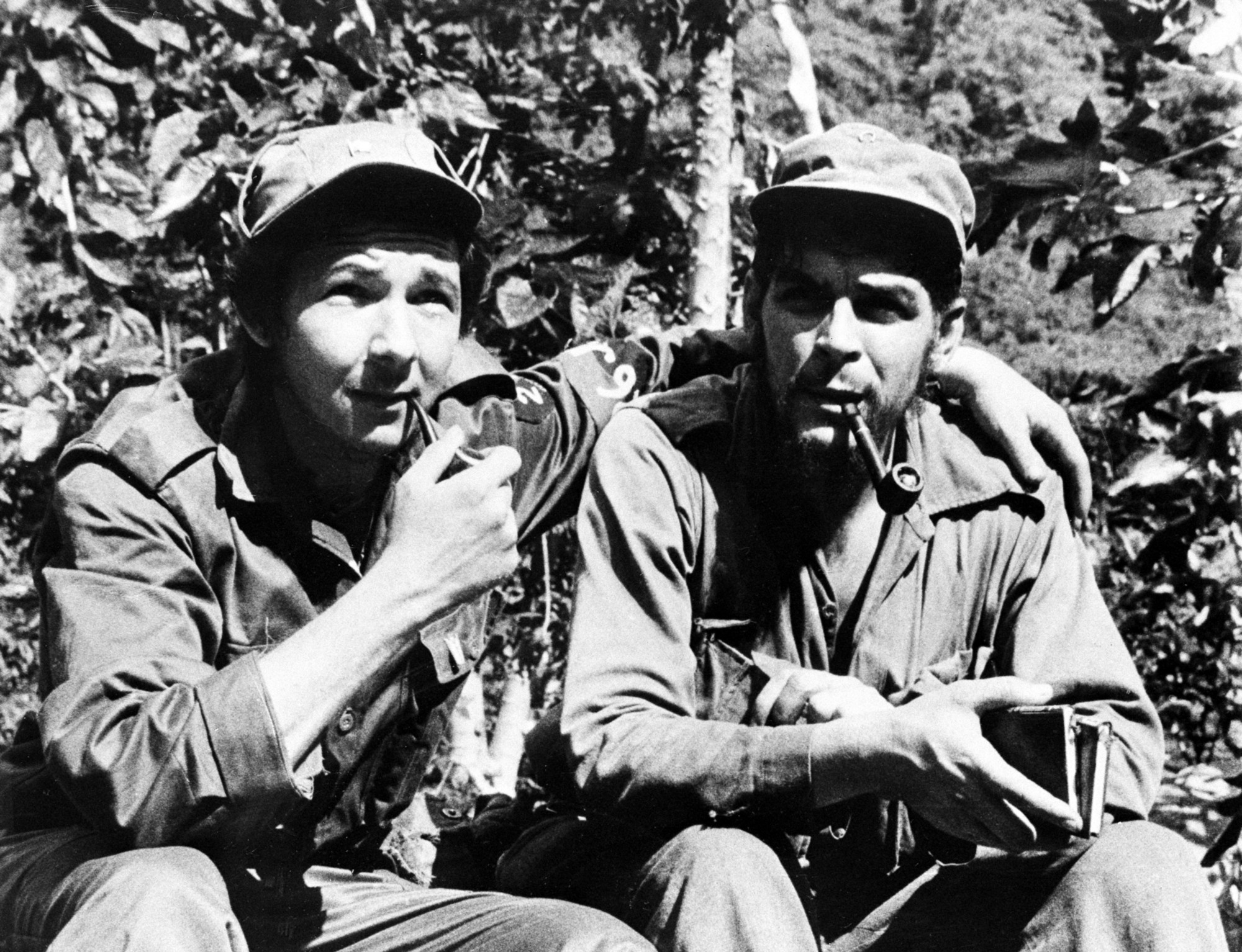 Raúl Castro (izquierda), con su brazo alrededor de su segundo al mando, Ernesto "Che" Guevara, en su bastión de la montaña Sierra de Cristal en la provincia de Oriente, Cuba, en 1958