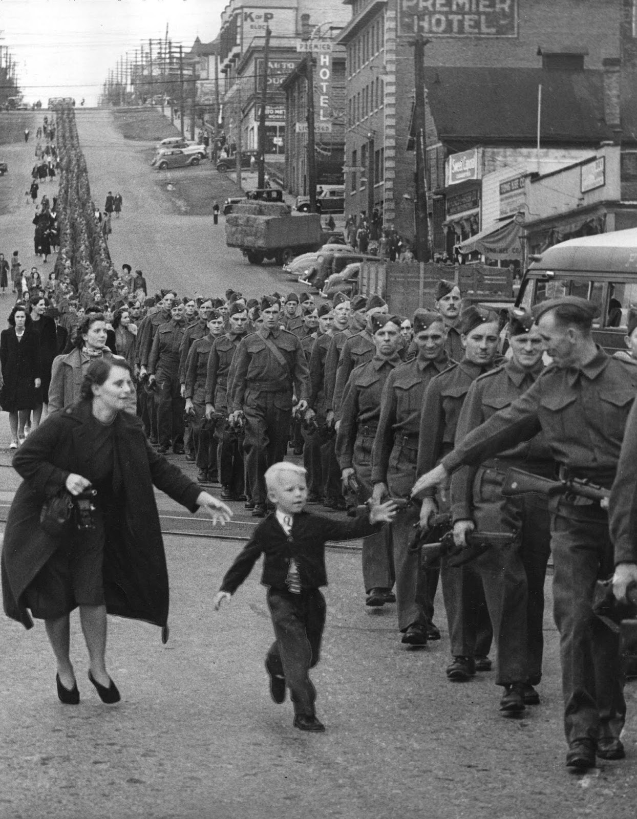 La foto 'Espérame, papá' muestra al soldado Jack Bernard, Regimiento de Columbia Británica, despidiéndose de su hijo Warren Bernard en New Westminster, 1940.
