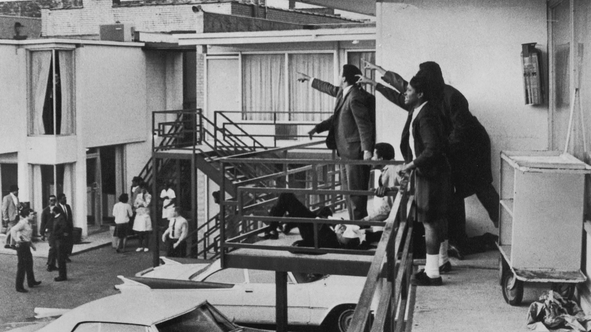 Los asociados de Martin Luther King Jr. señalan el sonido donde se originaron los disparos momentos después de su asesinato en el Lorraine Motel el 4 de abril de 1968, en Memphis, Tenn. Joseph Louw / The LIFE Images Collection a través de Getty