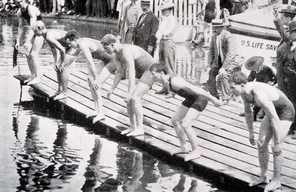 En París 1900, la natación se llevó a cabo en el Sena e incluyó una carrera de obstáculos y una en la que el objetivo era nadar toda la distancia bajo el agua.