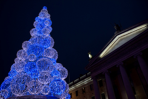 Resultado de imagen de un 'árbol' de Navidad LED de 60 pies que iluminó el horizonte de Dublín durante la temporada de invierno de 2008
