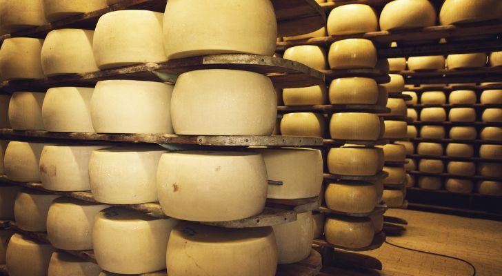 Pilas de parmesano en una fábrica de queso