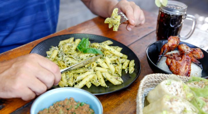 Comer carbohidratos antes o después de hacer ejercicio