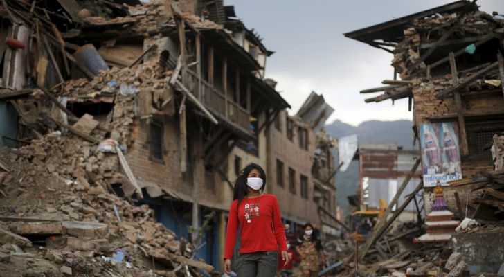 Una mujer caminando a través del estruendo de un terremoto