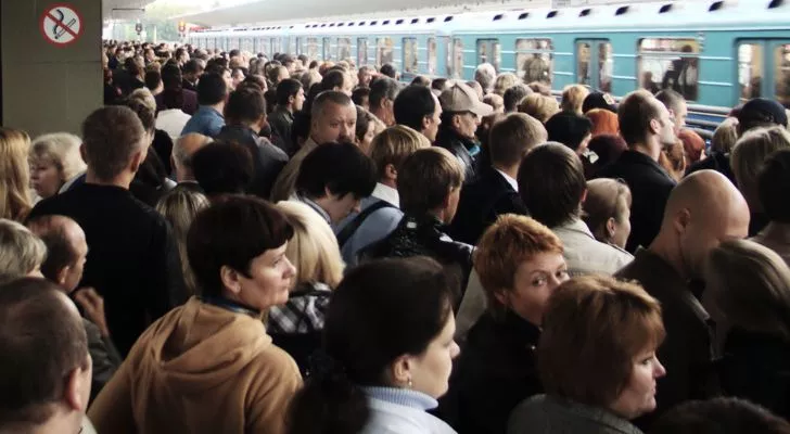 Pueblo ruso en el metro de Moscú