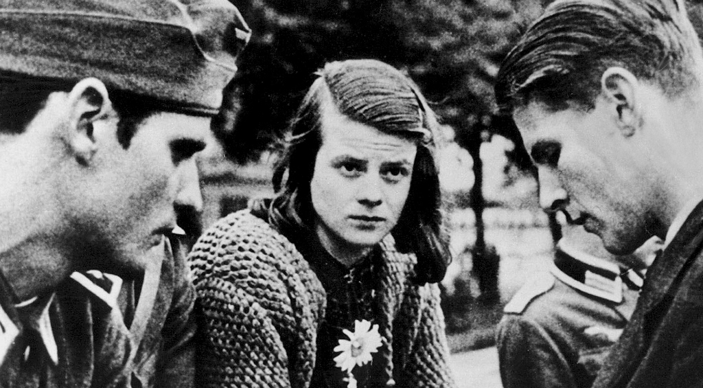 Sophie Scholl con su hermano Hans y su amigo y colaborador Christoph Probst en enero de 1943