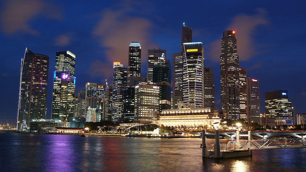 Horizonte de Singapur en la noche con cielo azul