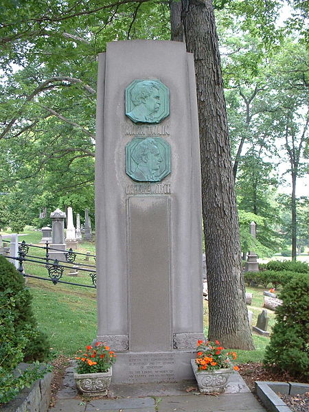 Archivo: Mark Twain Grave.JPG
