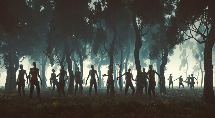 Muchos zombis deambulando por el bosque.